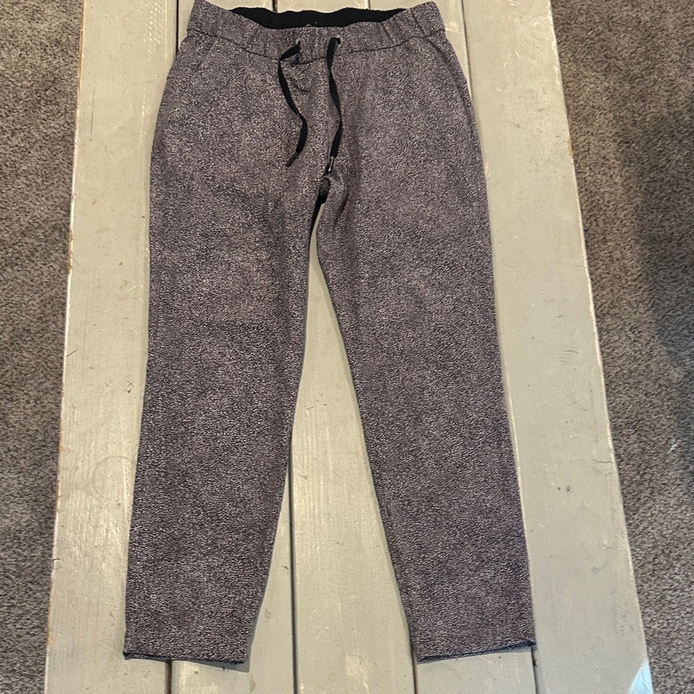 Lululemon On The Fly Pant sz 6 28” 
Sea Spray Alpine White Dark Chrome